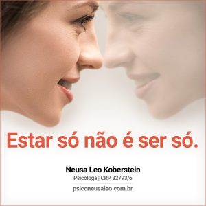 O filósofo alemão Martin Heidegger afirmou em seu livro "Ser e Tempo", que estar só é a condição original de todo ser humano, mas que sentir-se só deve ser uma condição temporal e passageira.Estar só deve preferencialmente ser uma opção consciente. Quando feita de forma madura e intencional, ela pode ser um excelente exercício de individualidade, oportuno e necessário. É a chamada solitude e, nela, somos capazes de encontrar nossa essência e refletir sobre quem somos.Muito se fala sobre o quão triste é estar sozinho. Convencionou-se que é o mesmo que estar abandonado e infeliz. Mas este é um grande equívoco. É preciso reconhecer a importância de aceitar alguns momentos de solidão e lidar com eles de maneira inteligente, favorecendo a preciosa oportunidade de se autoconhecer.Porém, quando há abandono ou não-pertencimento prolongado, ou até quando há uma situação de dependência emocional de uma outra pessoa, ou uma fobia de estar só, essa solidão acaba ganhando contornos patológicos, que merecem o devido cuidado e atenção.Nesses casos, o acompanhamento psicológico pode fazer muita diferença. Entender que você pode estar na companhia de outras pessoas, sem precisar criar vínculos de dependência, é fundamental. O outro não pode ser o único responsável pela sua felicidade e bem-estar.É preciso descobrir prazeres individuais e ser capaz de se sentir bem consigo mesmo, e não somente na presença do outro. Até porque, a qualidade do seu encontro com os outros, provém da qualidade do seu encontro consigo mesmo.Pode ser inevitável ter que lidar com a sensação de solidão em algum momento. Um desafio, com certeza. Mas ter a consciência de que esta é uma fase momentânea, e que nada tem a ver com a perspectiva de um real abandono, sendo muito diferente da condição de ser uma pessoa solitária, é fundamental para não correr o risco de imprimir às suas emoções um sofrimento maior do que o necessário.#solidão #saudeemocional #psicologiaporamor #façapsicoterapia #tvocenaoestasozinho